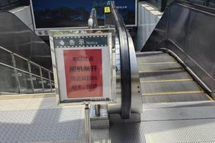 Cảm giác không khí này! Rất nhiều người hâm mộ Trung Quốc ở sân bay hô to tên C La!